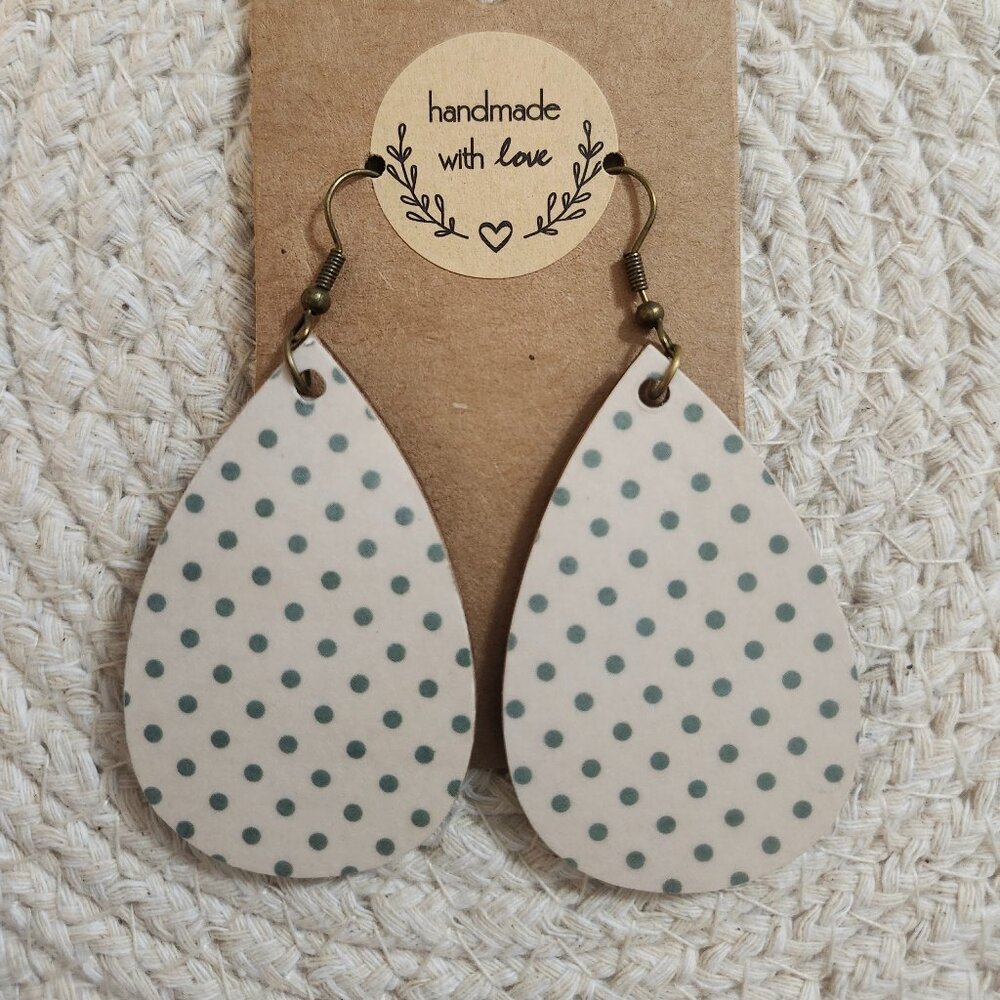 ~Handmade~ vintage style, boho, botanical earrings